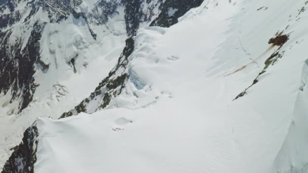 Vista aérea de tirar o fôlego, acampamento dos alpinistas das terras altas na encosta enorme da geleira de neve — Vídeo de Stock