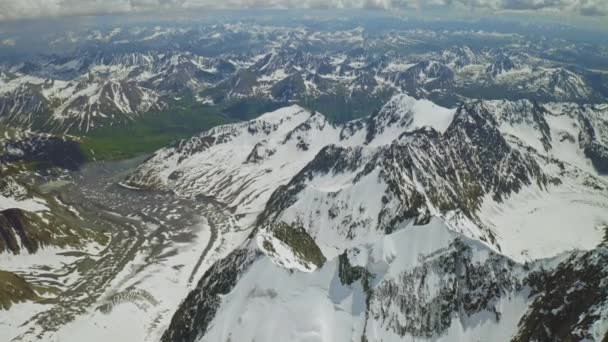 Panorama à couper le souffle des oiseaux, massif montagneux enneigé dominant la vallée verte — Video