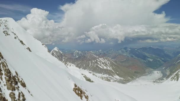 Panorama alpino panorâmico, nuvens nubladas flutuam acima de montanhas nebulosas nevadas — Vídeo de Stock