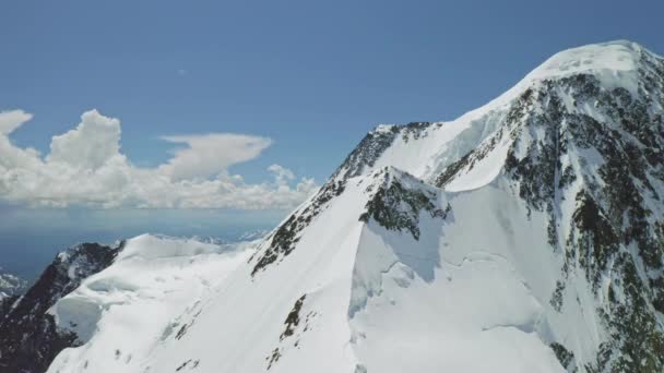 Велична панорама високогір'я, пік снігу на сонячному небі з хмарами — стокове відео