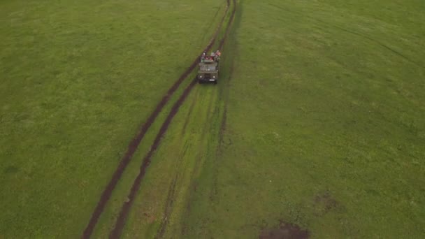 АЛЬТАЙ, РОССИЯ-ЦИРКА, 2019: Путешествие на грузовике, проселочная дорога на зеленом поле — стоковое видео