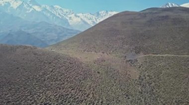 Göz kamaştırıcı kuşlar, büyük dağ yamacı, yolda yürüyen turistler.