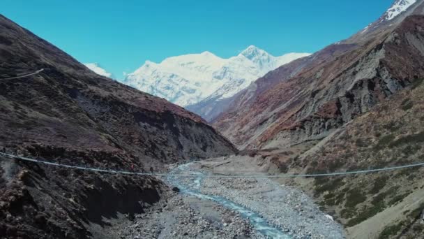 Highland panorama, toeristen passeren hangbrug boven rotsachtige rivier kloof — Stockvideo