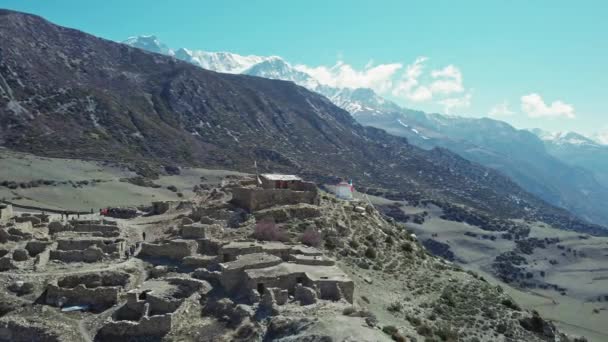 Highland pueblo ruinas perdidas en increíbles montañas de nieve belleza, excursionistas caminata — Vídeo de stock