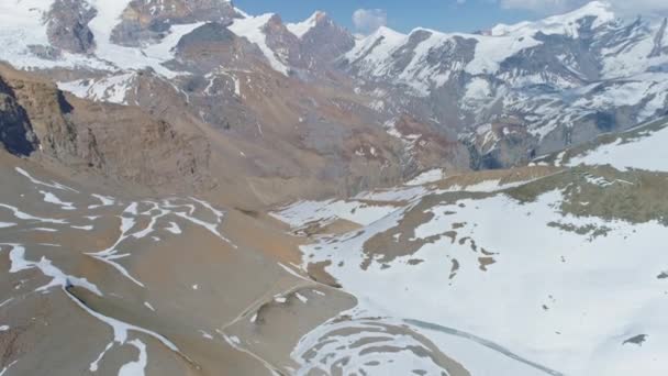 高山陡坡上的高山全景，雪景斑斓 — 图库视频影像