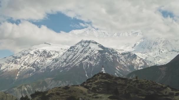 Panorama, Stupa auf Hügel neben weißem Gletscherbergmassiv in Wolken — Stockvideo