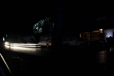 Işık yolları. Yoldan geçen araçlar uzun süre görüntülendi..