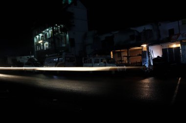 Işık yolları. Yoldan geçen araçlar uzun süre görüntülendi..