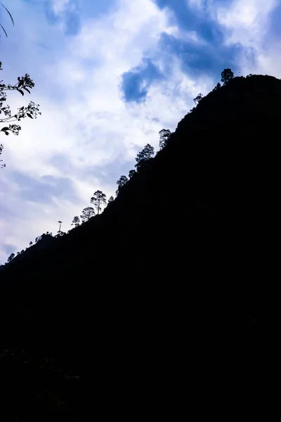 Niebieskie Chmury Tle Góry Przodu Sylwetka — Zdjęcie stockowe