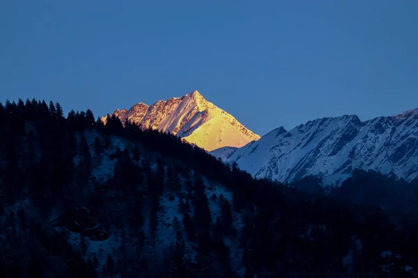 Nascer Sol Topo Uma Montanha Coberta Neve Montanha Frente Coberta — Fotografia de Stock