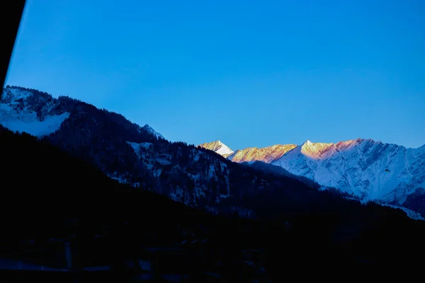 Nascer Sol Topo Uma Montanha Coberta Neve Montanha Frente Coberta — Fotografia de Stock