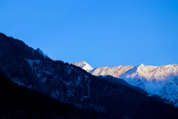 Salida Del Sol Cima Una Montaña Cubierta Nieve Montaña Frente —  Fotos de Stock