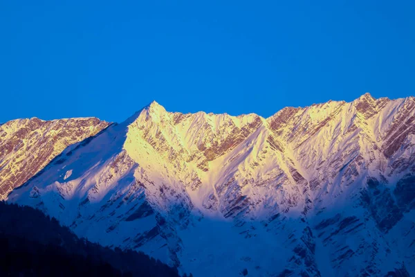 Zonsopgang Top Van Een Besneeuwde Berg — Stockfoto