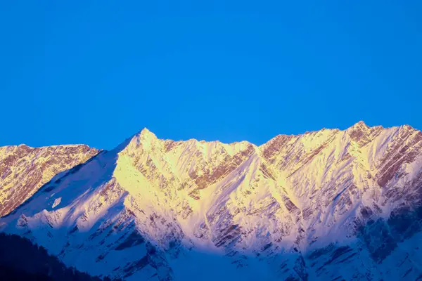 Zonsopgang Top Van Een Besneeuwde Berg — Stockfoto