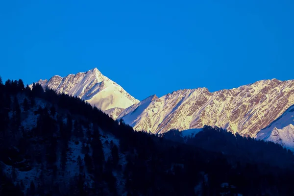 Zonsopkomst Top Van Een Besneeuwde Berg Berg Aan Voorkant Bedekt — Stockfoto