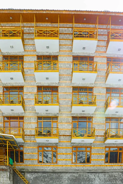 Здание Балконами Желтого Цвета — стоковое фото