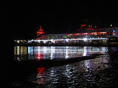   Denize yansıyan çok renkli ışıklar.                             