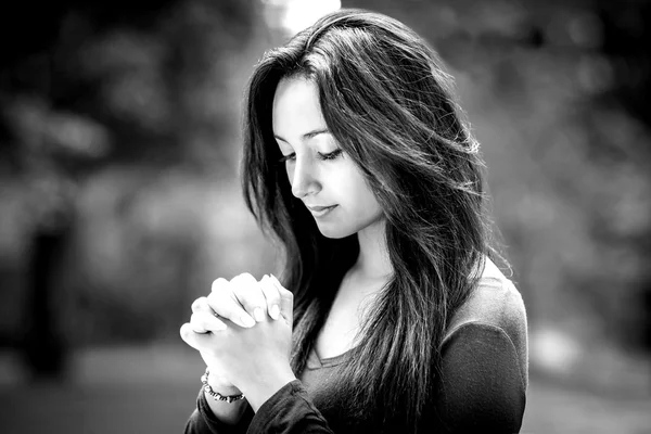 Γυναίκα προσεύχεται σε εξωτερικούς χώρους — Φωτογραφία Αρχείου
