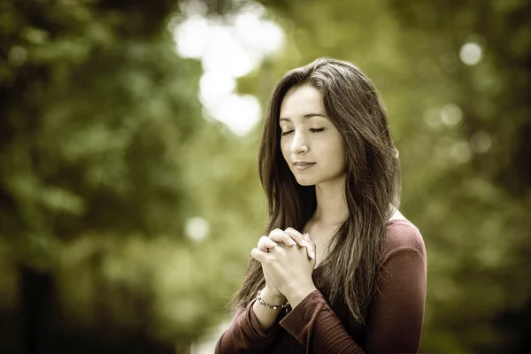 Mujer rezando al aire libre — Foto de Stock