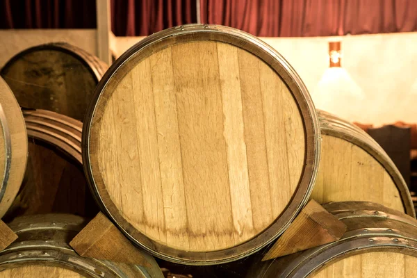 Barris de vinho empilhados — Fotografia de Stock