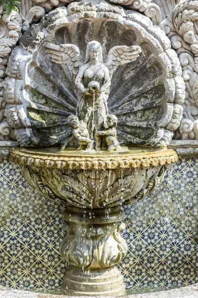Brunnen in einem mexikanischen mittelalterlichen Haus und Garten architektonischen de — Stockfoto