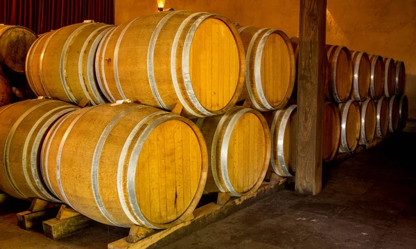 Şarap fıçıları yığılmış — Stok fotoğraf