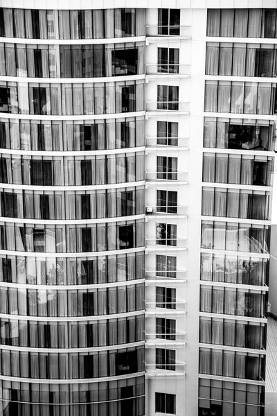 Varios edificios altos en blanco y negro — Foto de Stock