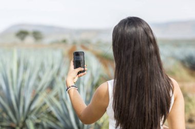 Bir peyzaj tekila Meksika kadın.