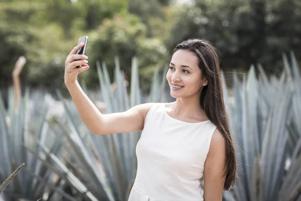 Hermosa mujer latina — Foto de Stock