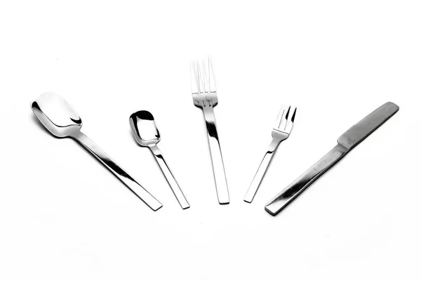 Μαχαιροπήρουνα σετ με πιρούνι, μαχαίρι και το κουτάλι που απομονώνονται σε λευκό backgro — Φωτογραφία Αρχείου