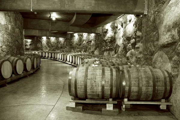 Wijn vaten gestapeld — Stockfoto
