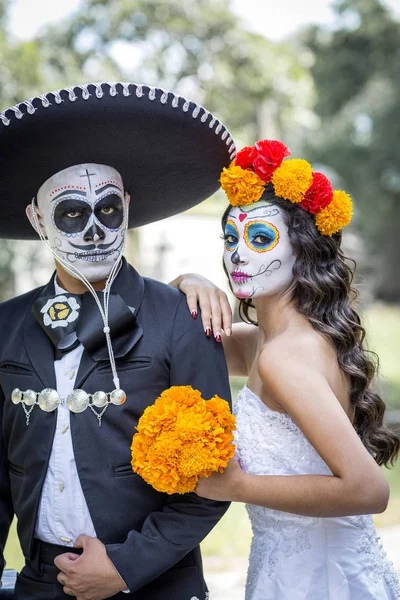 Bruidspaar met make-up en typisch Mexicaanse in een ceme kostuums — Stockfoto