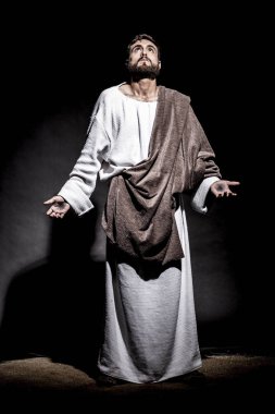 İsa Mesih Tanrı kutsama için ekmek ve üzüm koyu siyah gecede dua. Siyah ve beyaz