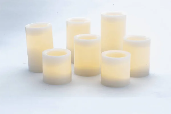 Расслабляющие ароматические свечи для спа на белом фоне — стоковое фото