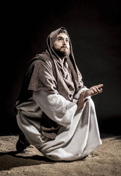 İsa Mesih Tanrı kutsama için ekmek ve üzüm koyu siyah gecede dua. Siyah ve beyaz