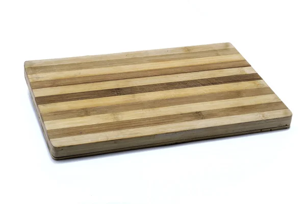 Une planche à découper en bois sur fond blanc — Photo