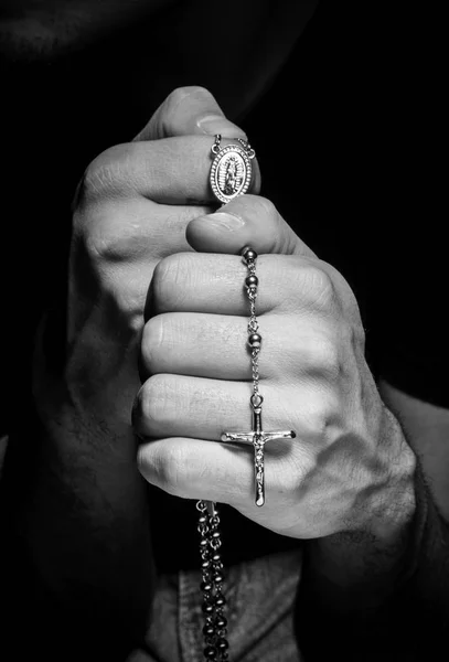 Man praying with rosay — Stock Photo, Image
