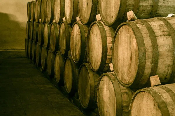 Barili di vino impilati — Foto Stock