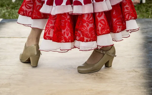 Pies de bailarina folclórica bailando en una presentación —  Fotos de Stock