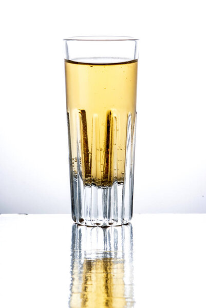 Текила выстрел в зеркало на белом фоне
