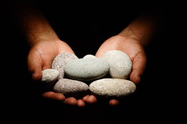 Fırtına içinde taş olan eller