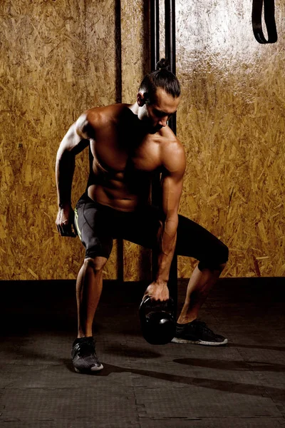 운동을 체육관에서 근육을 보여주는 — 스톡 사진
