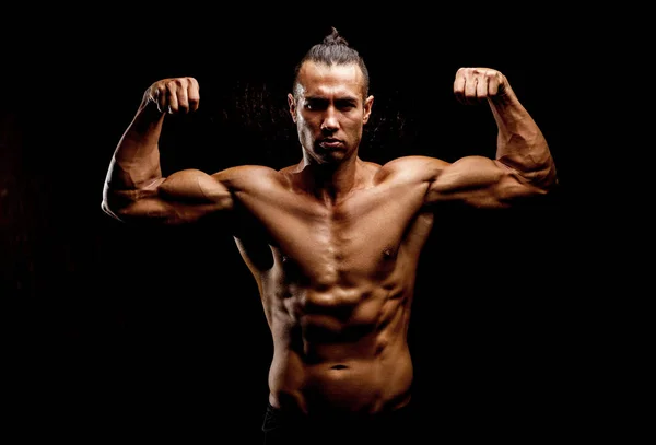 Giovane uomo muscoloso in palestra — Foto Stock