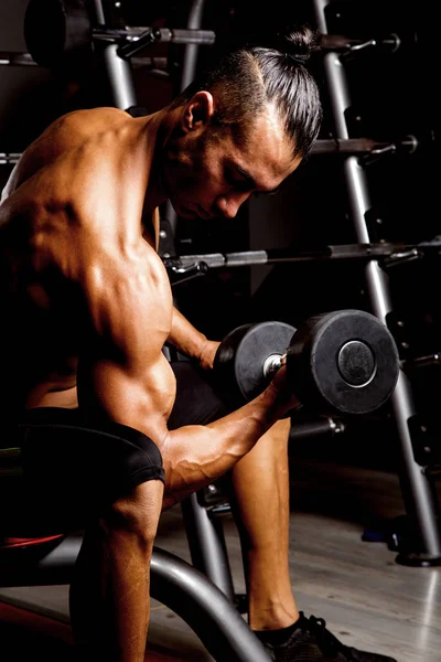 Joven musculoso en gimnasio — Foto de Stock