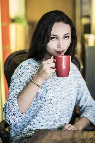 Frau mit Kaffeetasse — Stockfoto