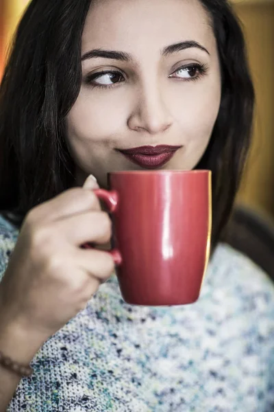 Frau mit Kaffeetasse — Stockfoto