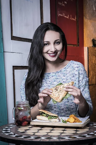 Beautiful woman  eating at old restaurants — Stock Photo, Image