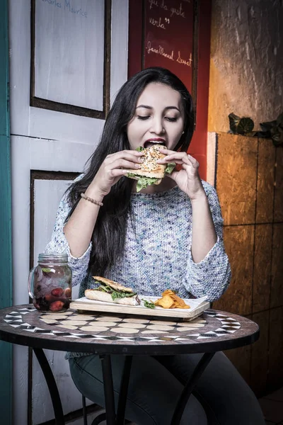 Hermosa mujer comiendo en restaurantes viejos — Foto de Stock