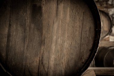 Şarap fıçıları yığılmış