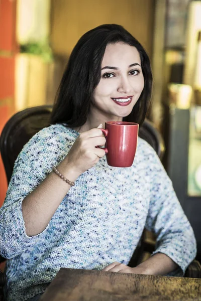 kahve fincanı kadınla